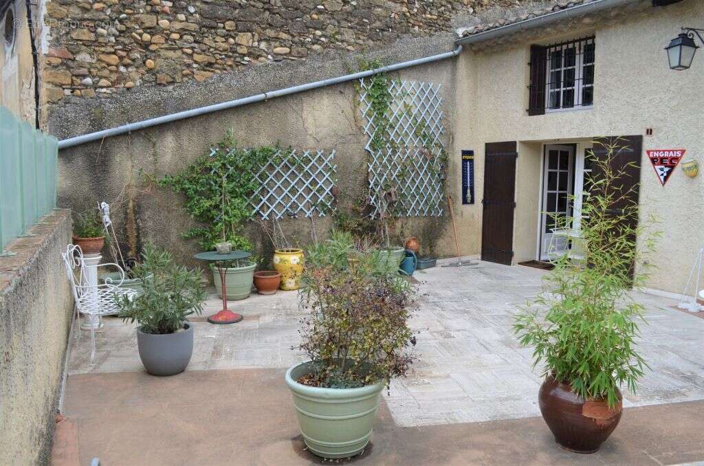 JONQUIERES Maison de village 380 m² avec cour et terrasse - photo 3