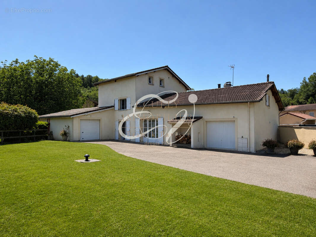 Maison d'exception de 219 m2, deux garages et piscine - photo 3