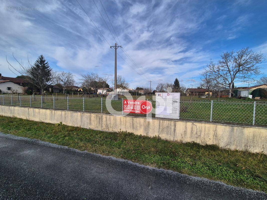 Terrain à SAINT-LEON-SUR-L'ISLE