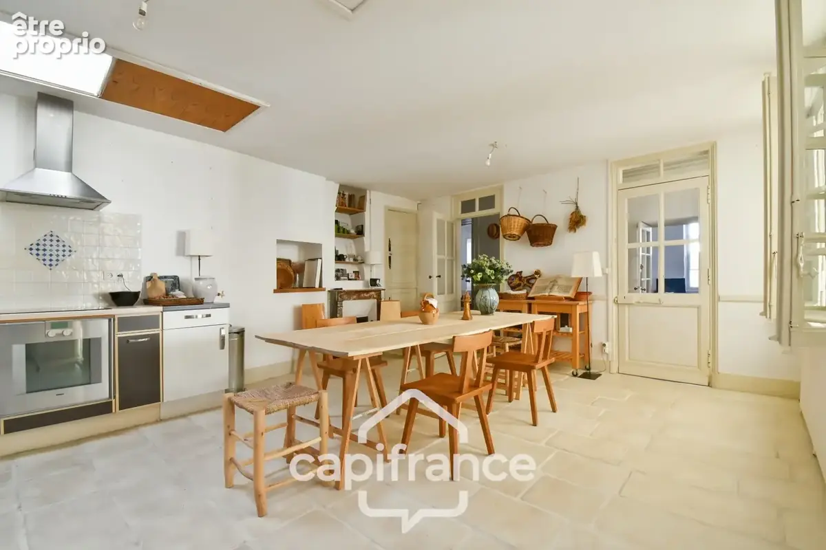 En CHARENTE MARITIME, A SAINT JEAN D'ANGELY (17), Maison de caractère à vendre 12 pièces  avec jardin, proche commerces - photo 13