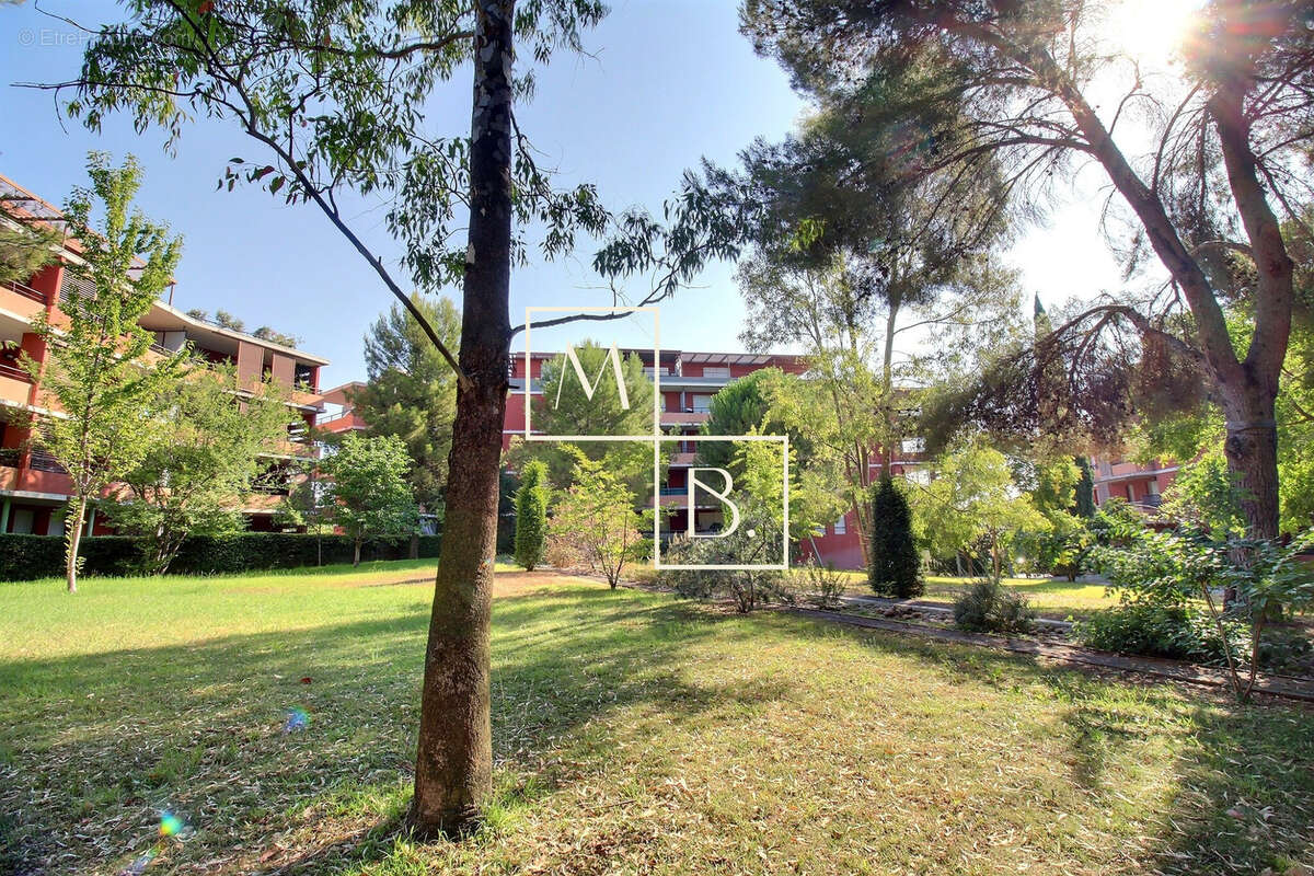 À vendre, Croix d'Argent, T4 de 101,46 m2 loi carrez avec 3 chambres, terrasse, loggia, garage et parking - photo 22