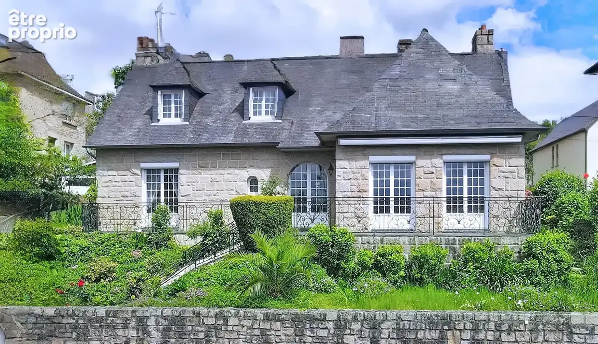 DINAN : Une adresse privilégiée à Dinan pour cette maison de plain-pied, avec jardin fleuri, et garage. - photo 2