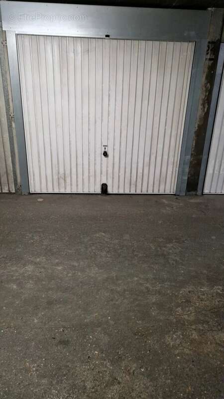 Parking à PARIS-18E