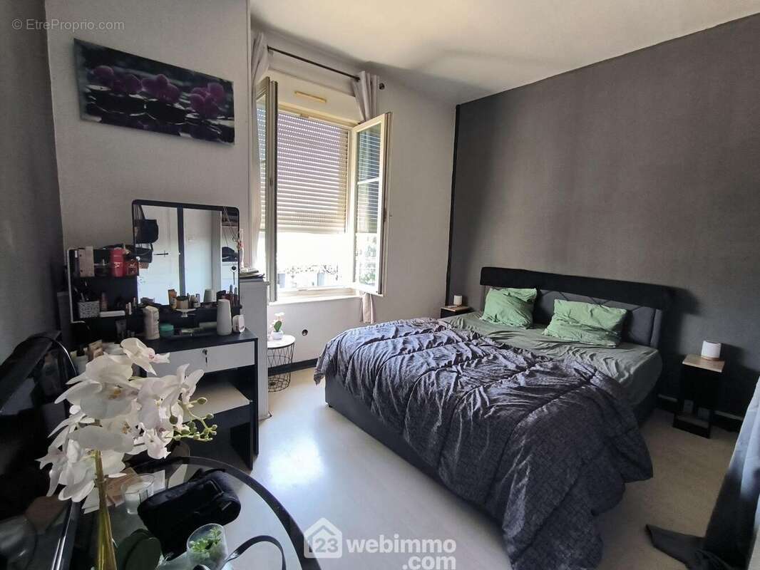 La première chambre, toutes les fenêtres sont en PVC double vitrage - Appartement à SOISSONS