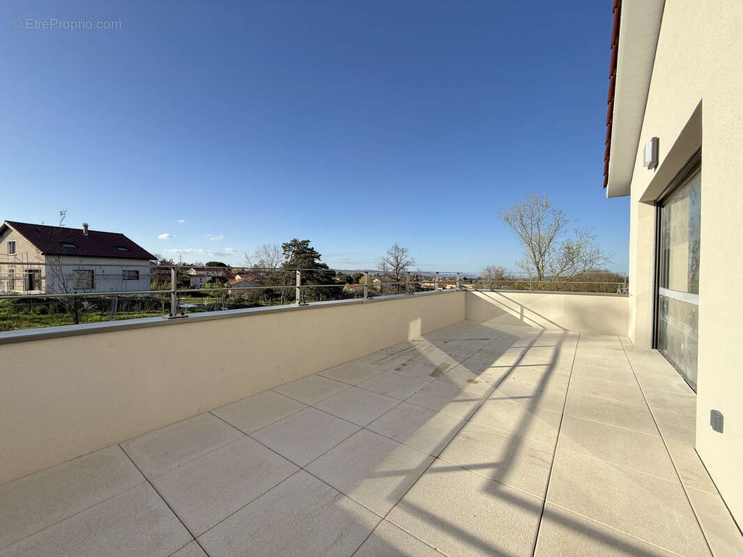 Appartement à LA TOUR-DE-SALVAGNY