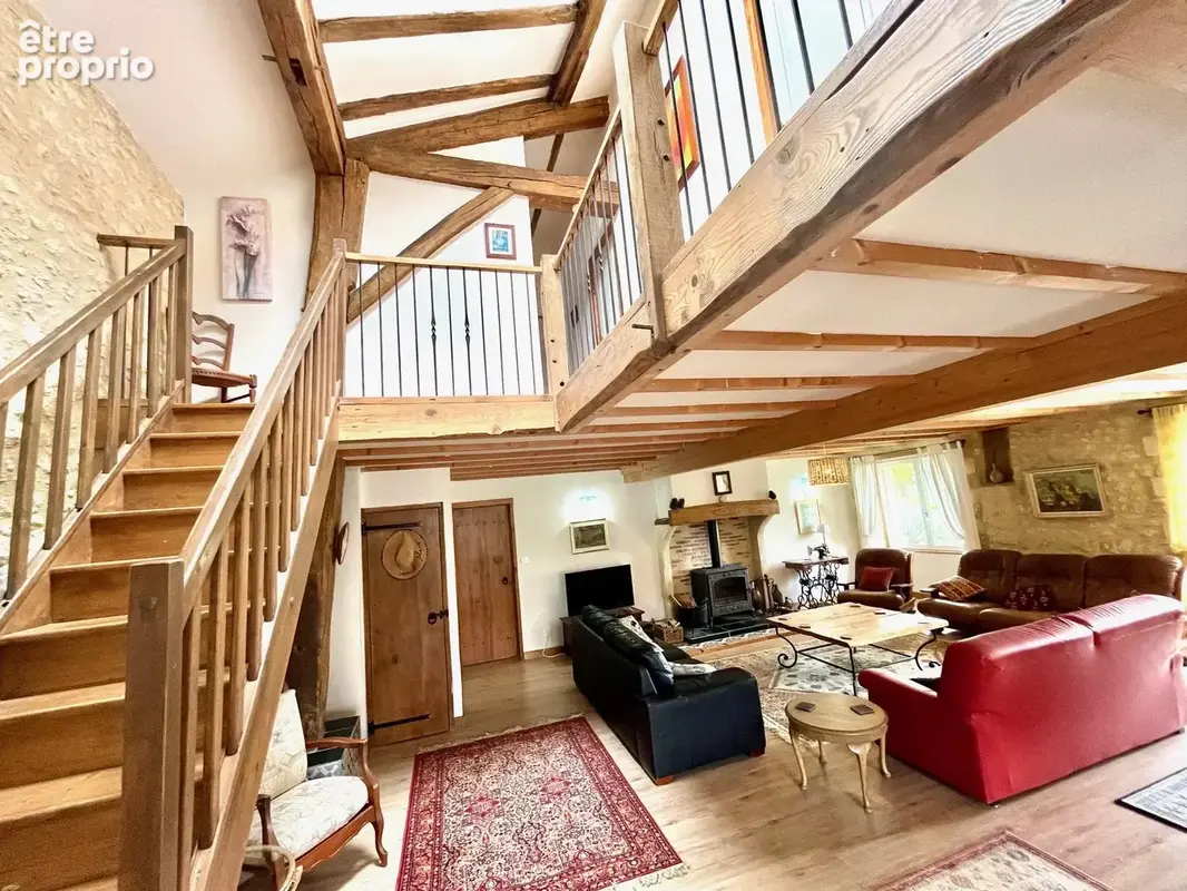 Superbe grange réaménagée avec 6 chambres et 4 salles de bains, offrant une vue imprenable - photo 4