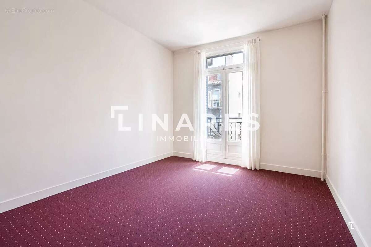 CENTRAL PARADIS - Appartement T4 de 158m2 - Balcon - Cave -  2 chambres de bonne - 13008 - photo 13