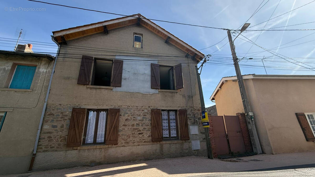 Maison à CHAZELLES-SUR-LYON