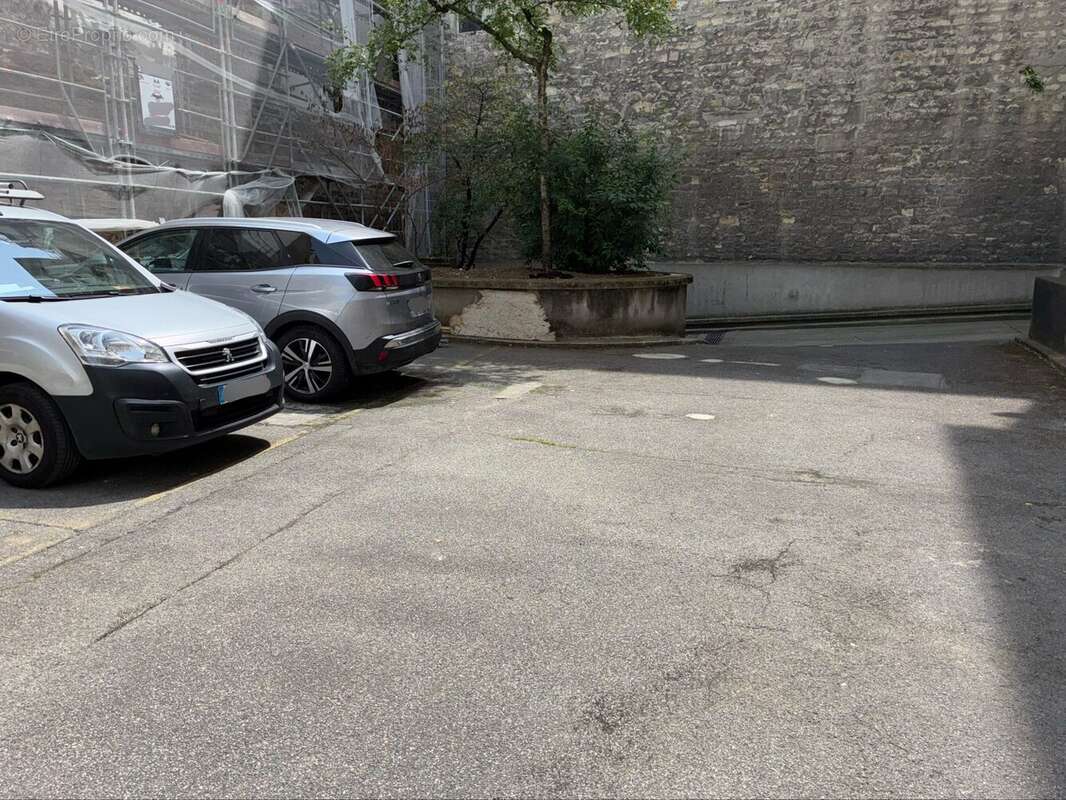 Parking à PARIS-11E