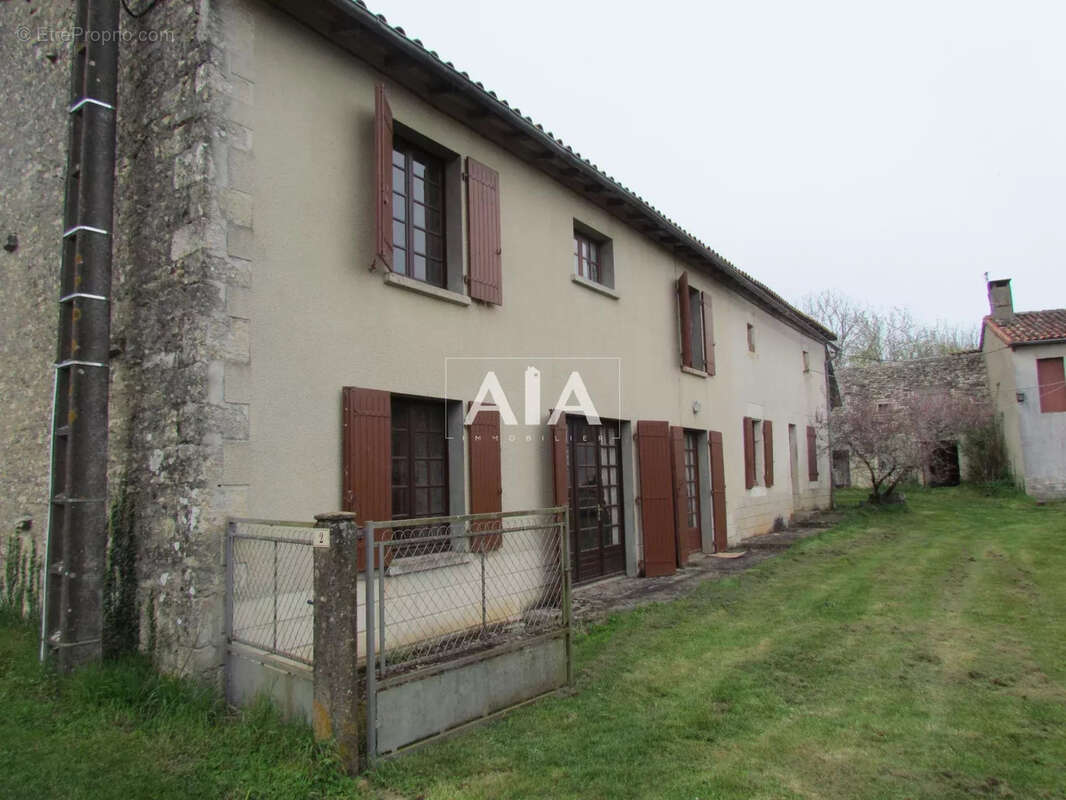 Maison à LES ADJOTS