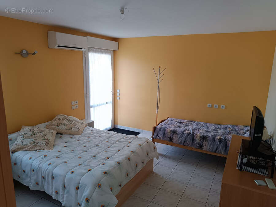 Nérondes (18350)   Ensemble immobilier de 227 m2 avec logement indépendant, véranda et deux garages - photo 4