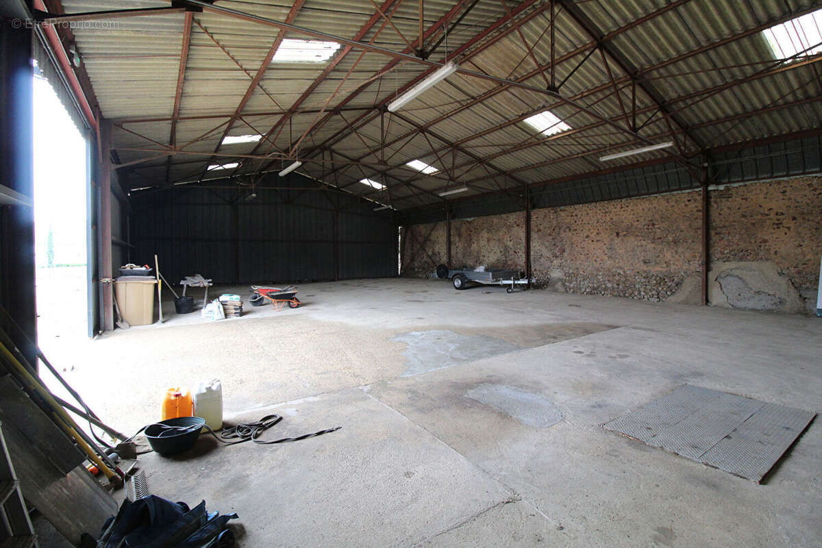 Commerce à TREMBLAY-LES-VILLAGES