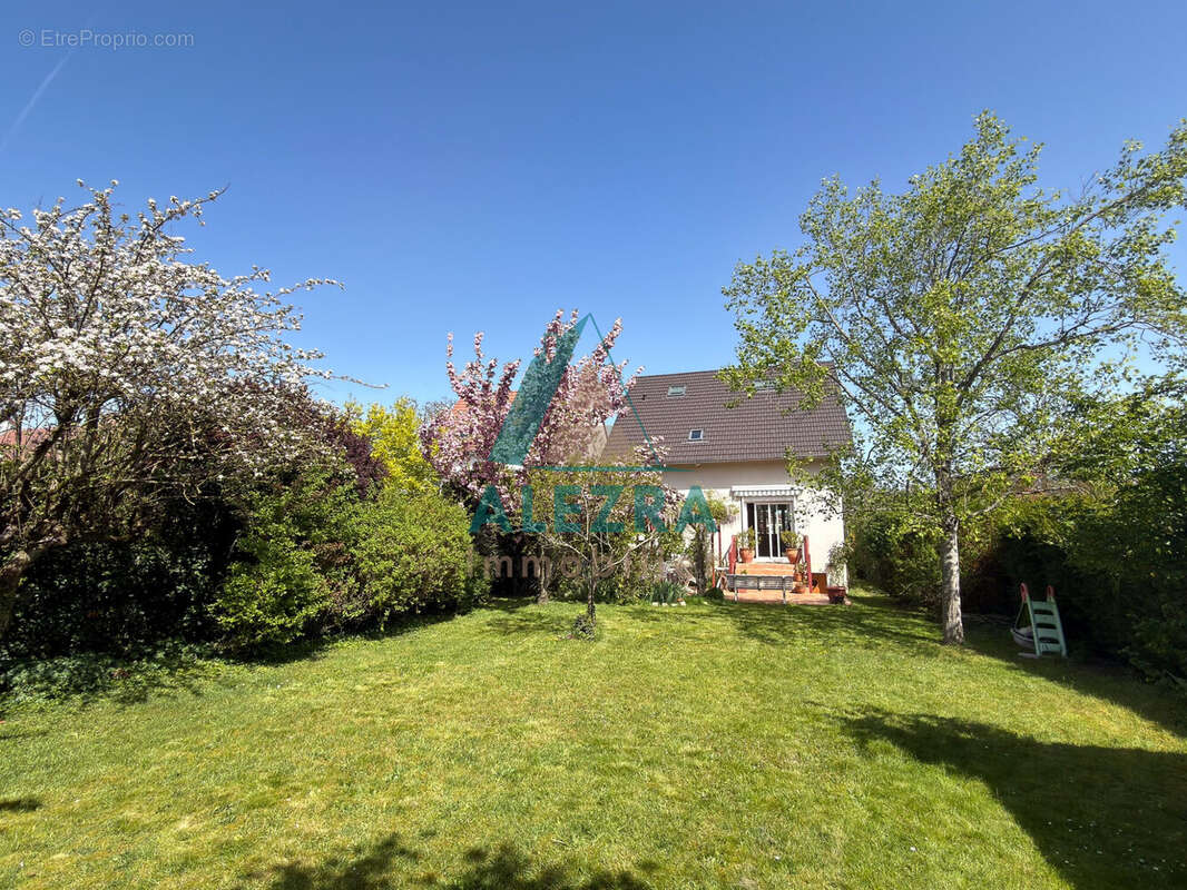 Maison à LE MESNIL-LE-ROI