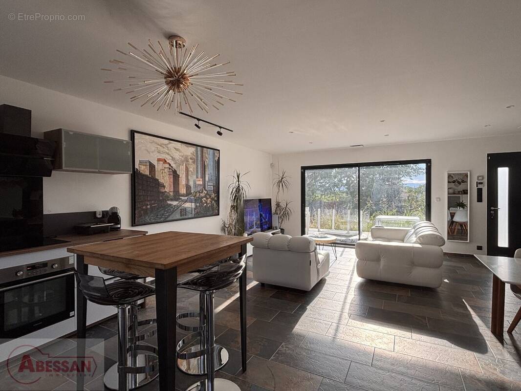 Maison à SAINT-HILAIRE-DE-BRETHMAS