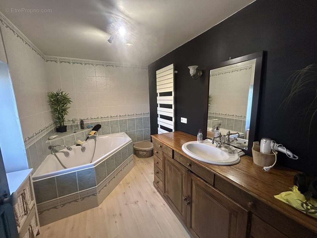 Maison 131 m² à Ars-Les-Favets  - photo 3