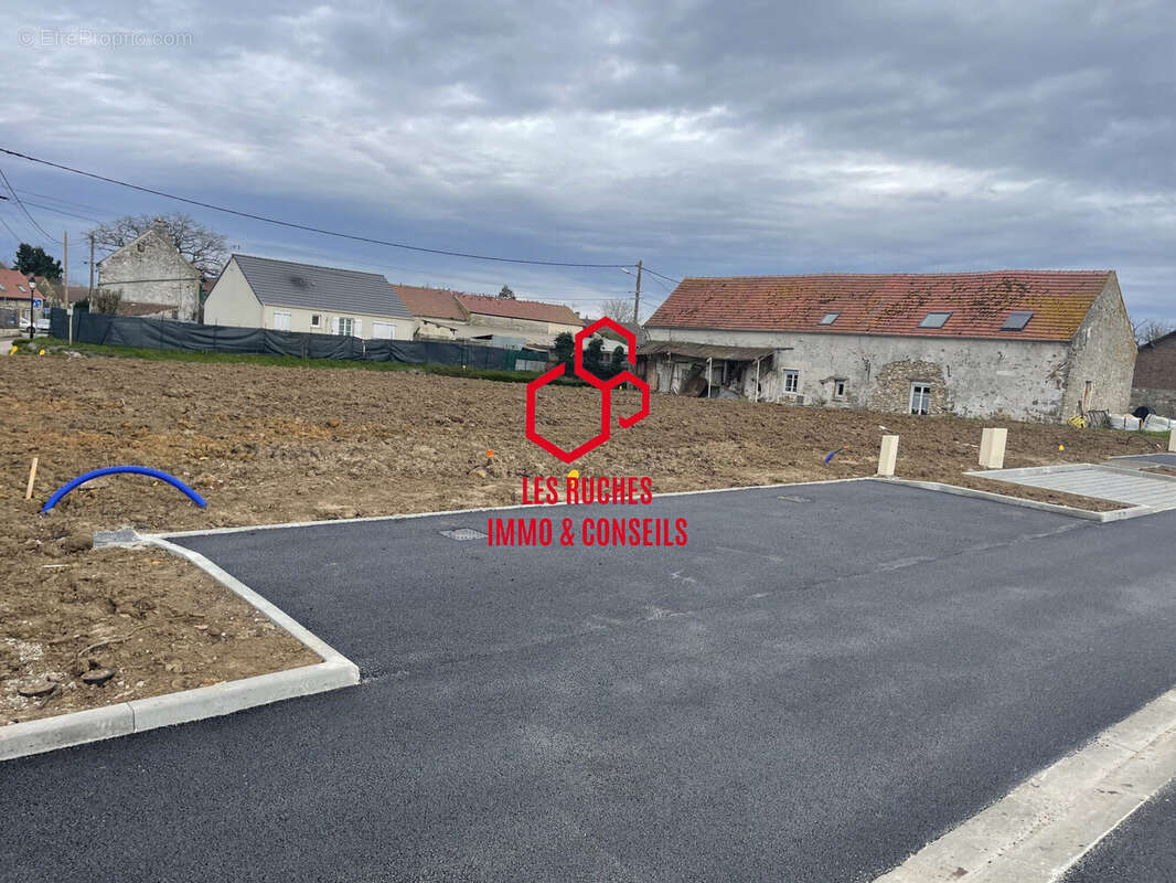 Terrain à PEROY-LES-GOMBRIES