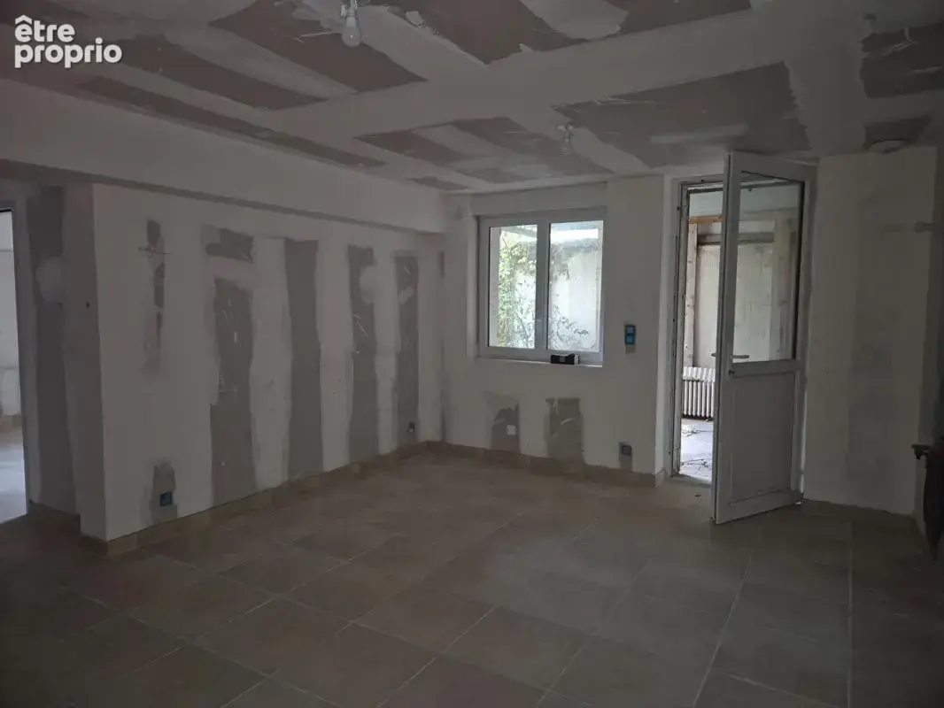 Ensemble immobilier 250 m² - Local commercial et deux logements - Hyper centre de Romorantin - photo 12