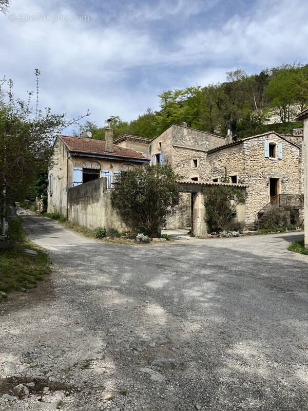 Maison à MONTJOUX
