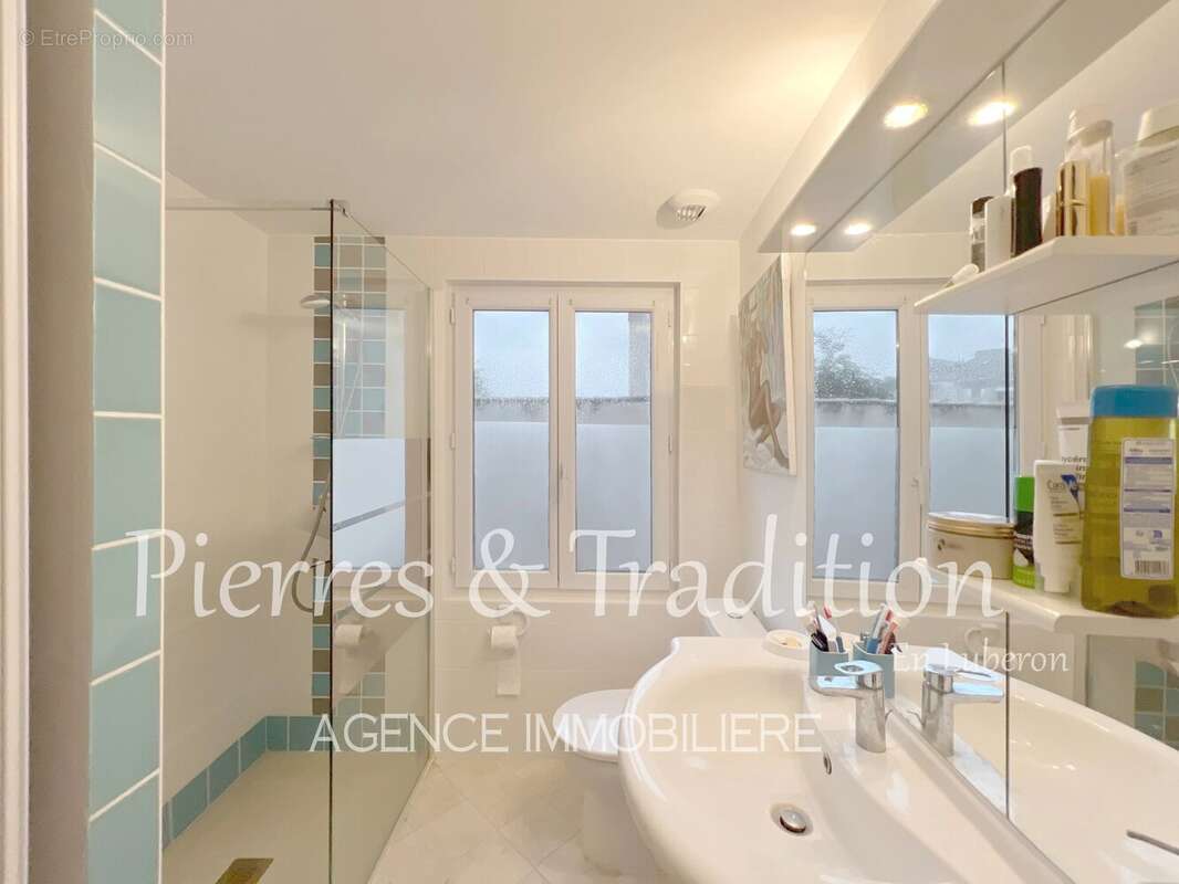 Céreste, immeuble entièrement rénové composé de 3 appartements avec cour et dépendances - photo 8