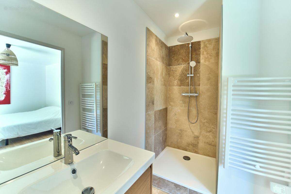 Maison à LE PUY-SAINTE-REPARADE