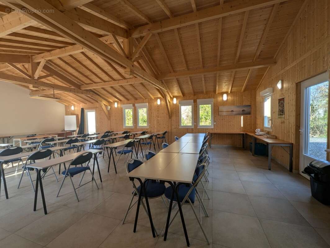 Bâtiment récent avec grande salle de réunion et bureaux - photo 8