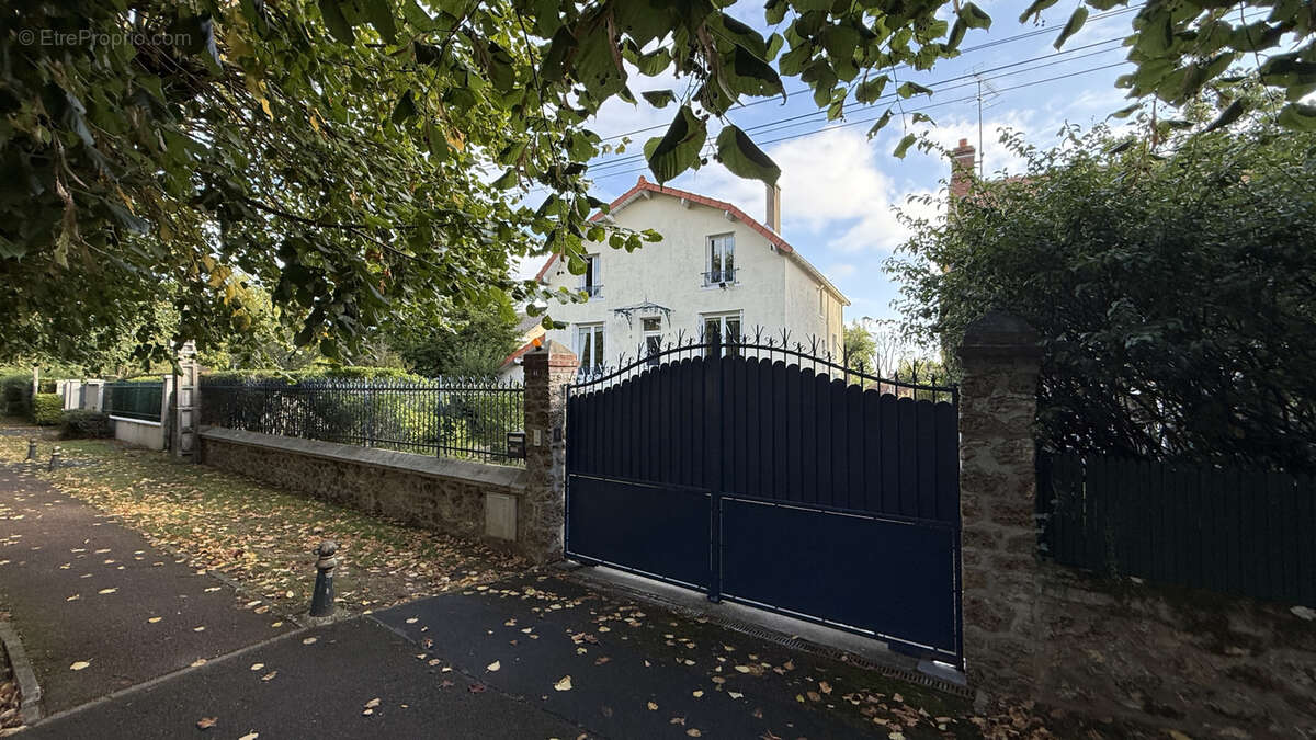 Maison à NEAUPHLE-LE-CHATEAU
