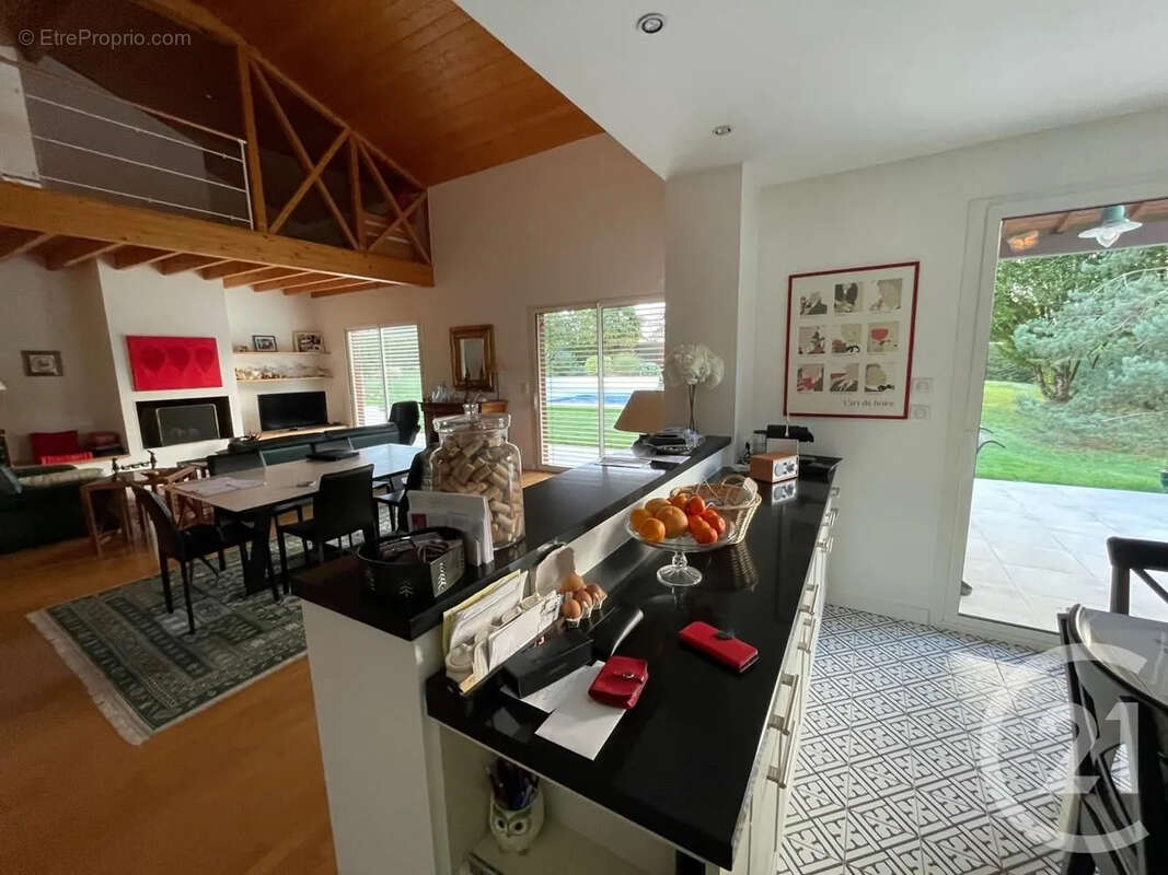 Maison 187 m² à Puymoyen  - photo 5