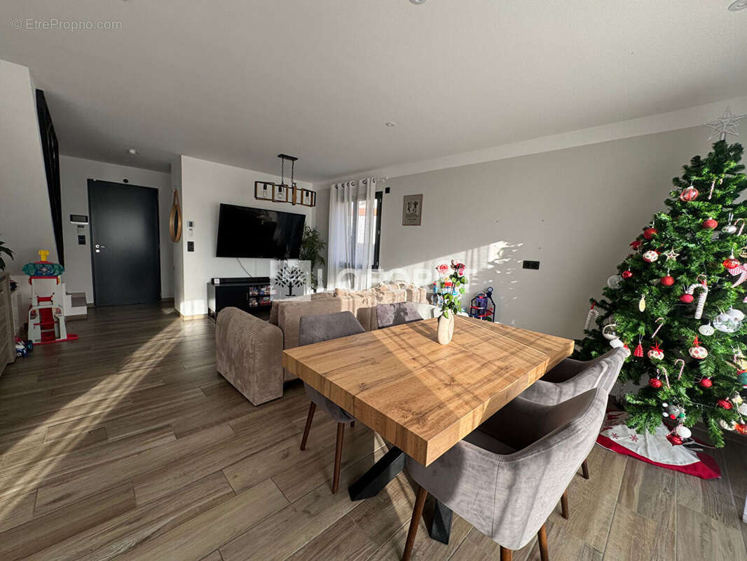 Maison à PEZILLA-LA-RIVIERE