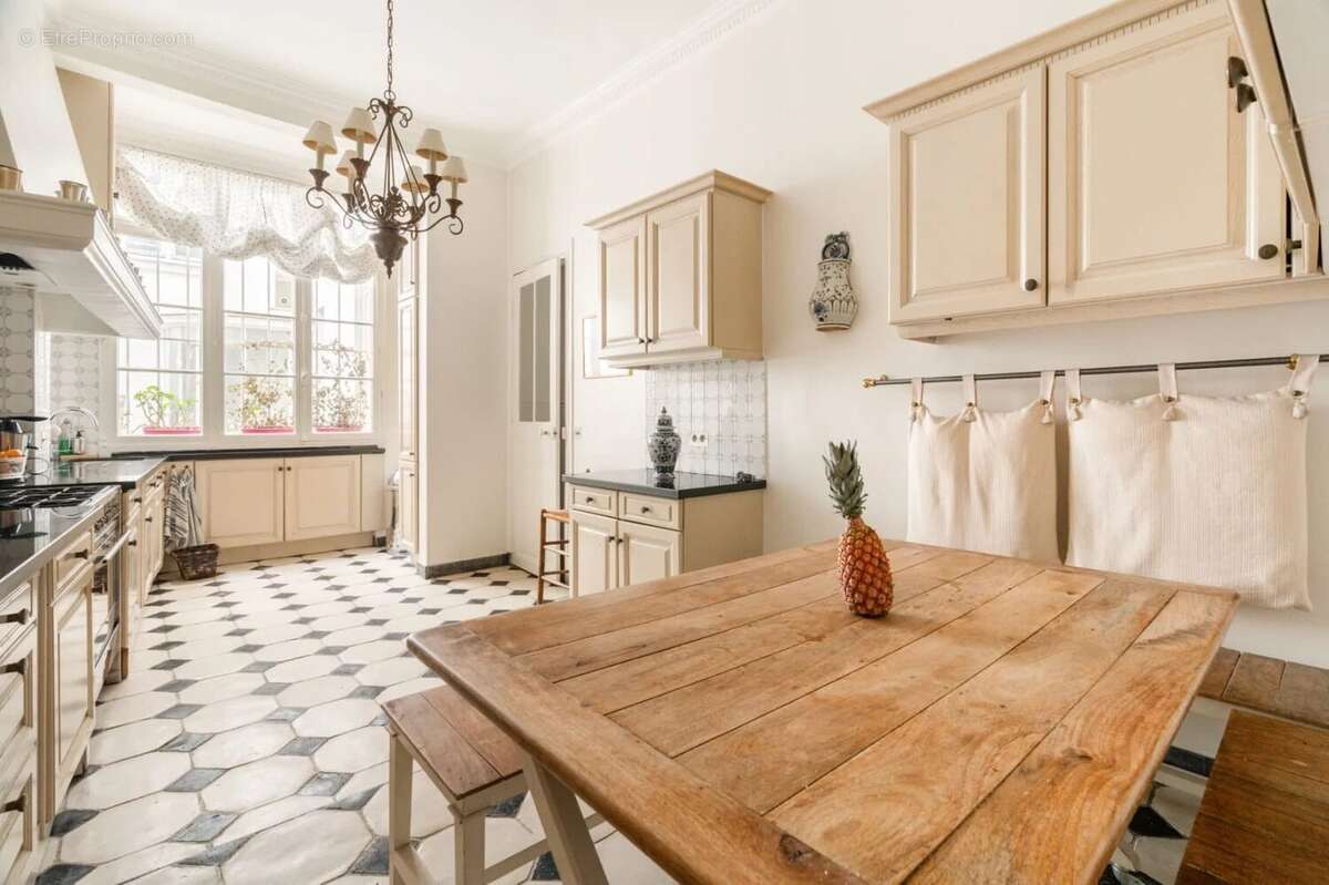 Appartement à PARIS-8E