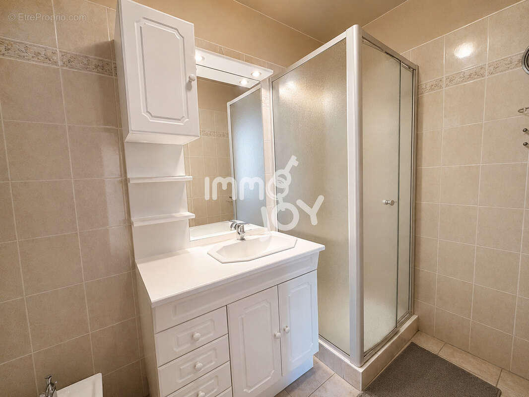 Appartement 5 pièces de 105 m2 à 2 minutes à pied de la mer et du port de Fréjus - photo 7