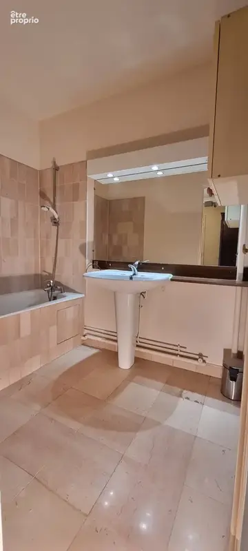 3 pièces confortable de 77m2 / à proximité immédiate des commerces/transports et écoles - photo 12
