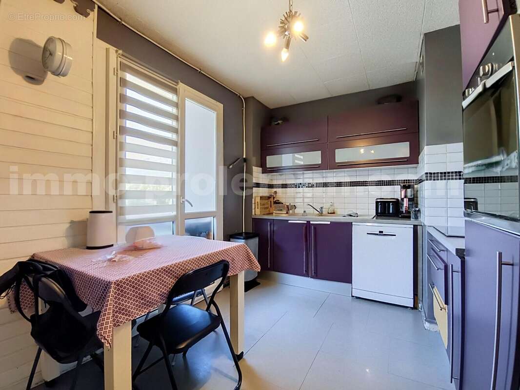 Appartement_T3bis_Bonneville_belle_superficie_prox_commerce_Salon_Séjour_