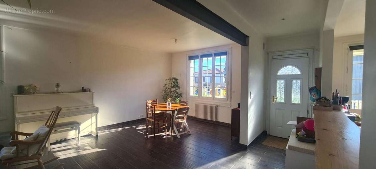Maison à SAINT-MACAIRE-EN-MAUGES