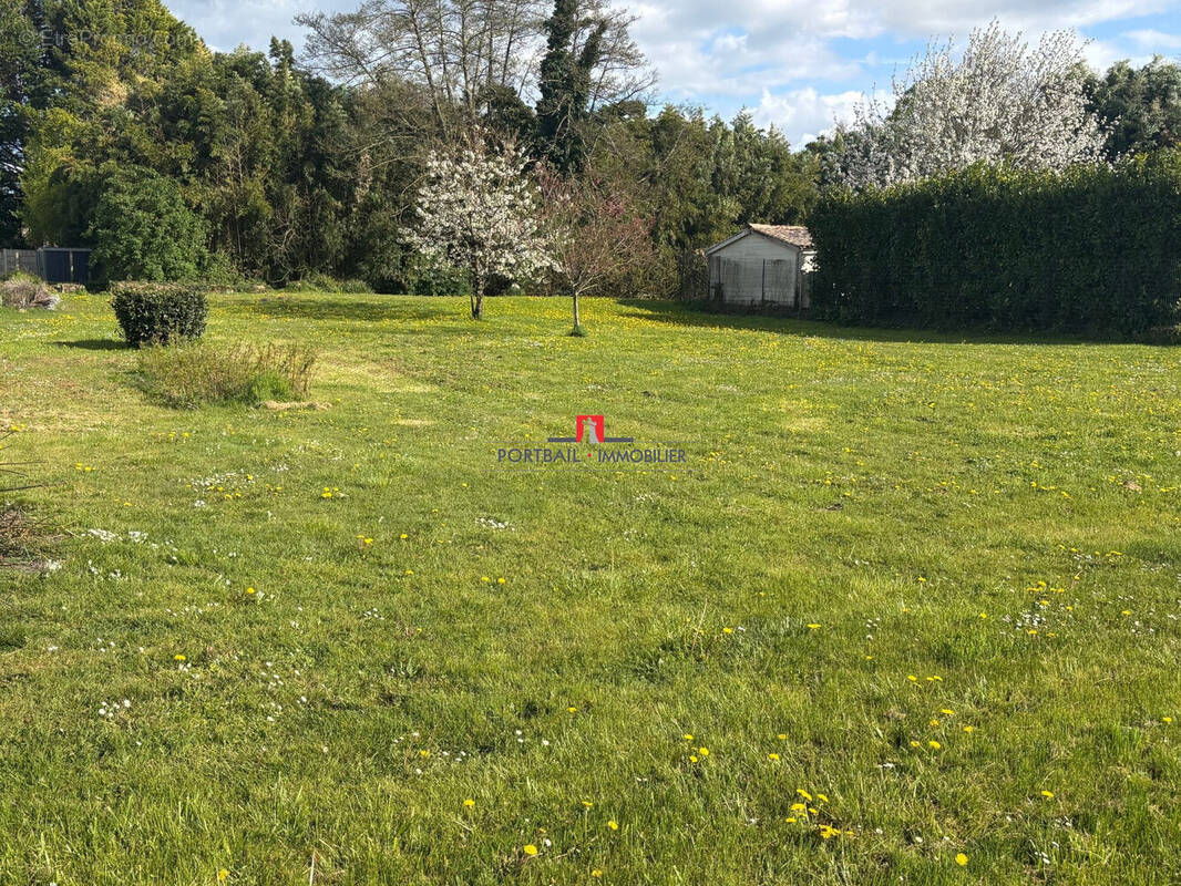 Terrain à SAINT-LAURENT-D'ARCE