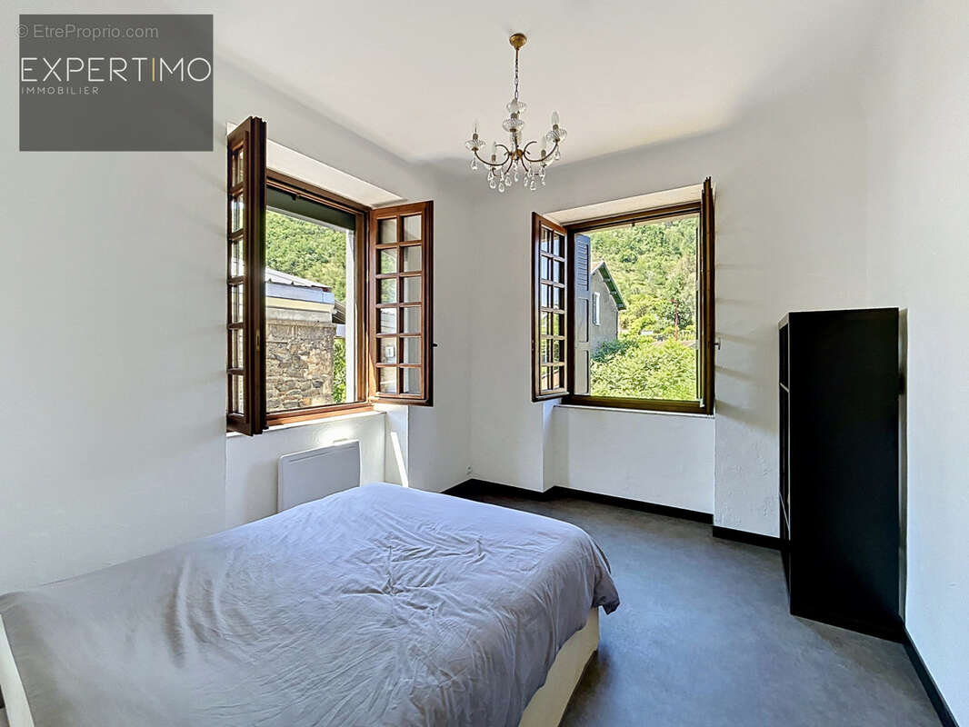 Maison avec potentiel sur deux niveaux   garage et stationnements   Vivier-Pont - photo 6