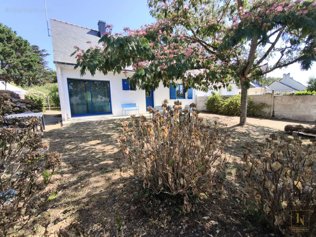 Maison construite en 1970 - 98 m2 - Parcelle 497 m2- Sarzeau - Au calme à 500m des plages - photo 3