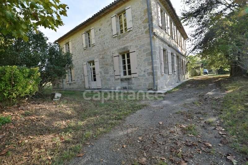 Corps de ferme surface habitable 300m2 - 6 chambres - dépendances - photo 5