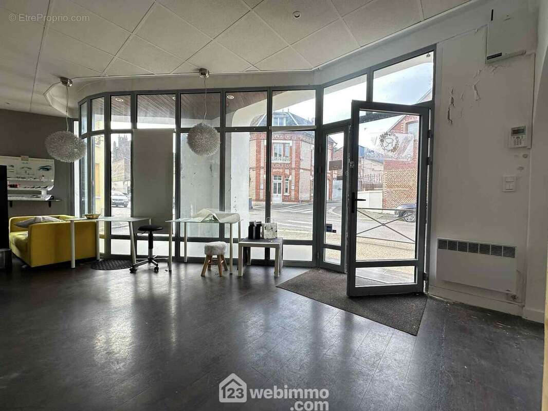 Vous apprécierez la jolie vitrine - Commerce à LAON