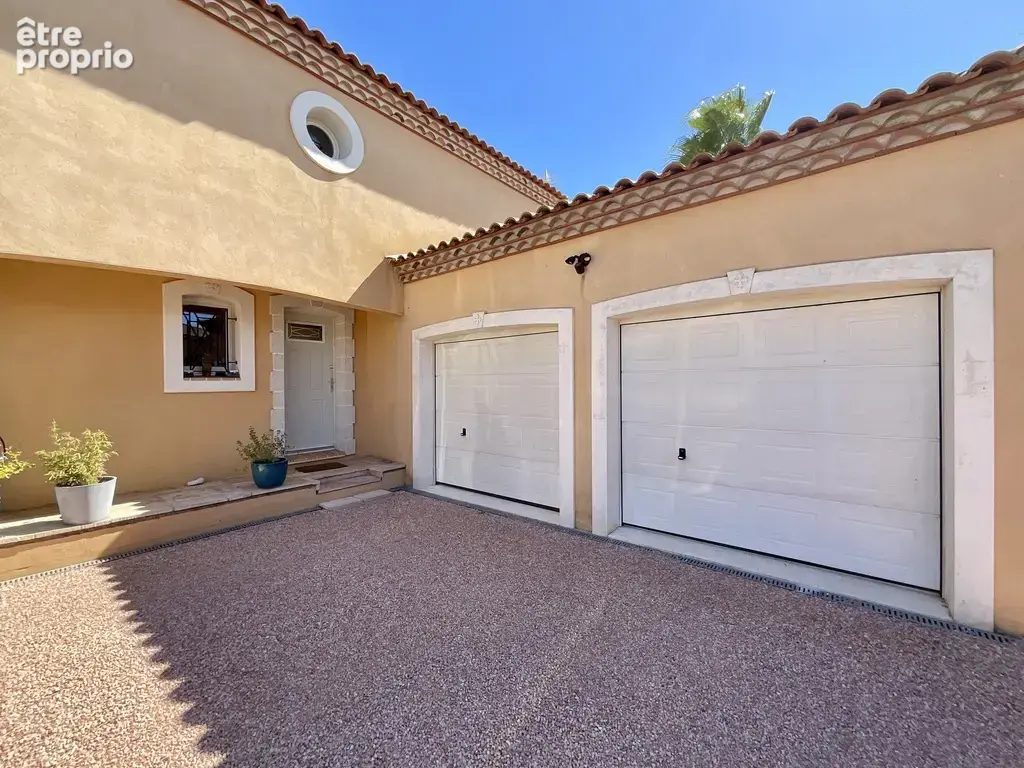 Villa de charme avec piscine, jardin paysager, double garage et prestations premium - photo 22