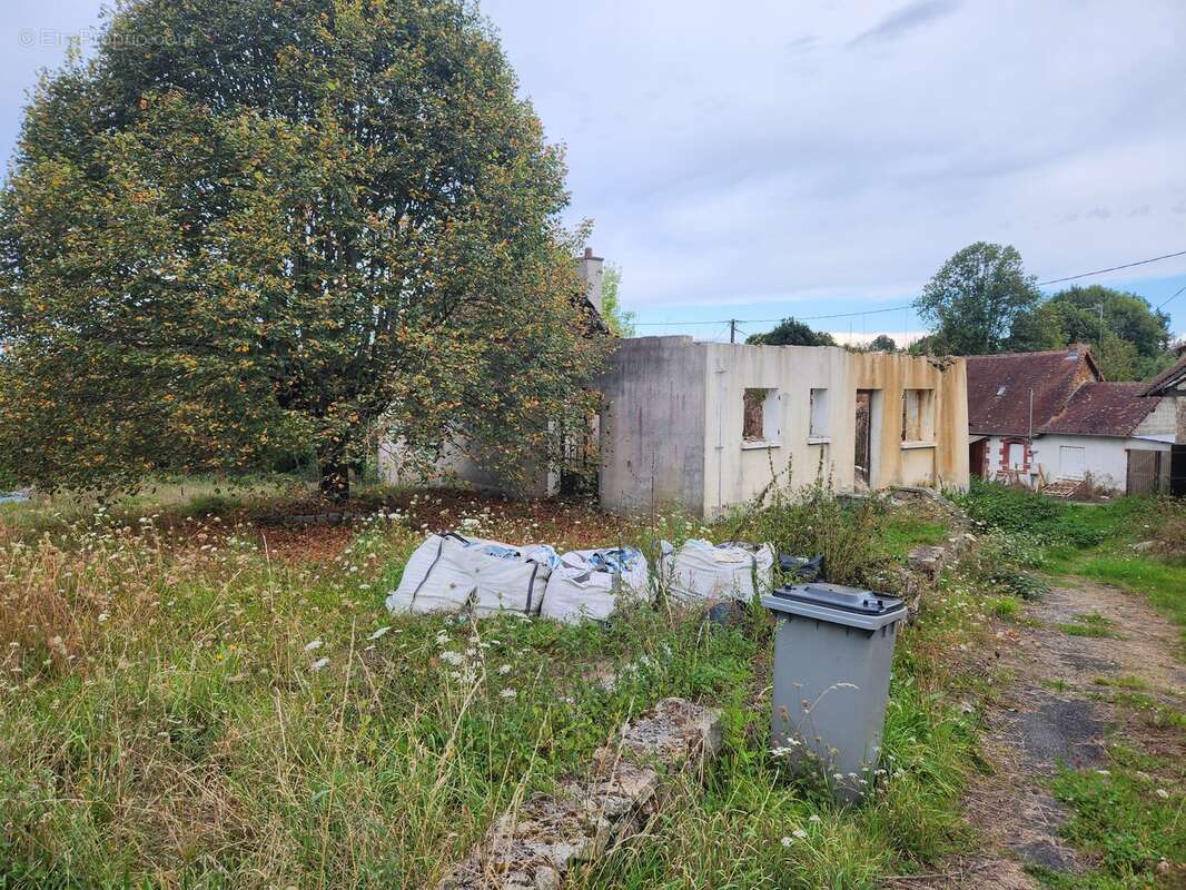 Terrain à MAGNAC-BOURG