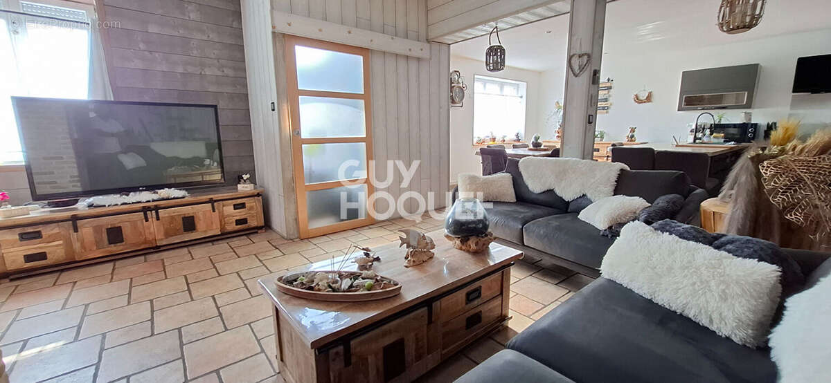 Maison mitoyenne de 192m² entièrement rénovée avec terrain de loisir au bord de l'eau - photo 2