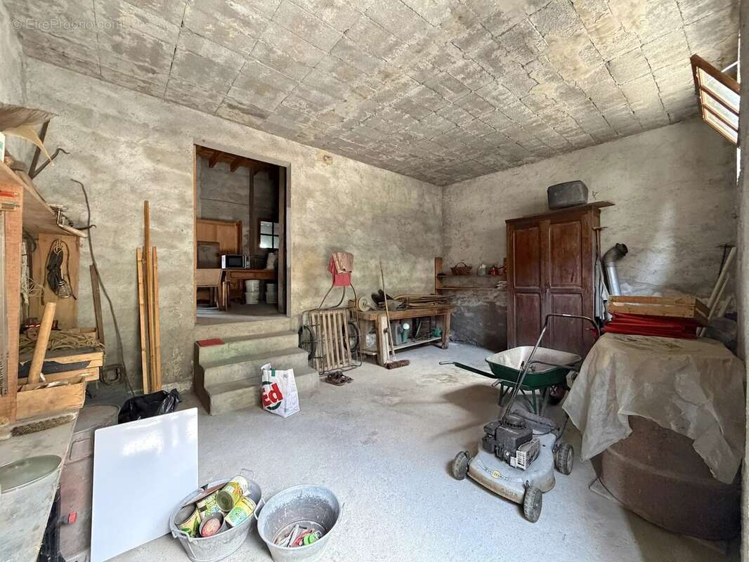 Maison à rénover avec terrain et garages - photo 6