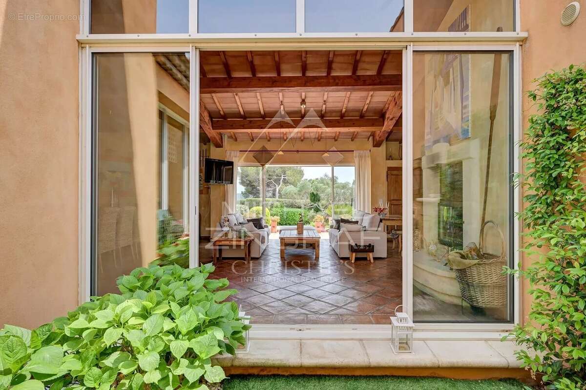 Maison à SAINT-CYR-SUR-MER