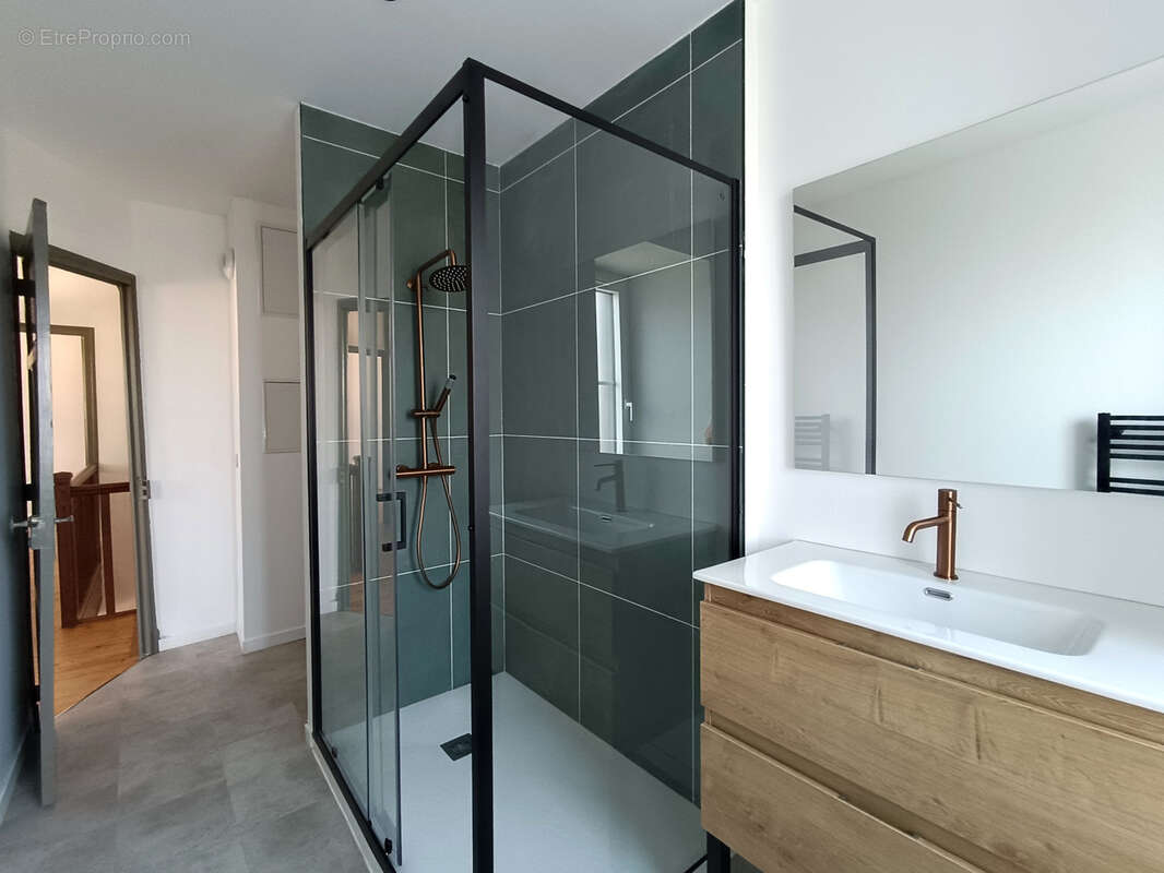 Maison de ville rénovée avec dépendance - photo 7