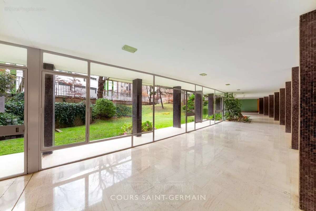 Appartement à PARIS-16E