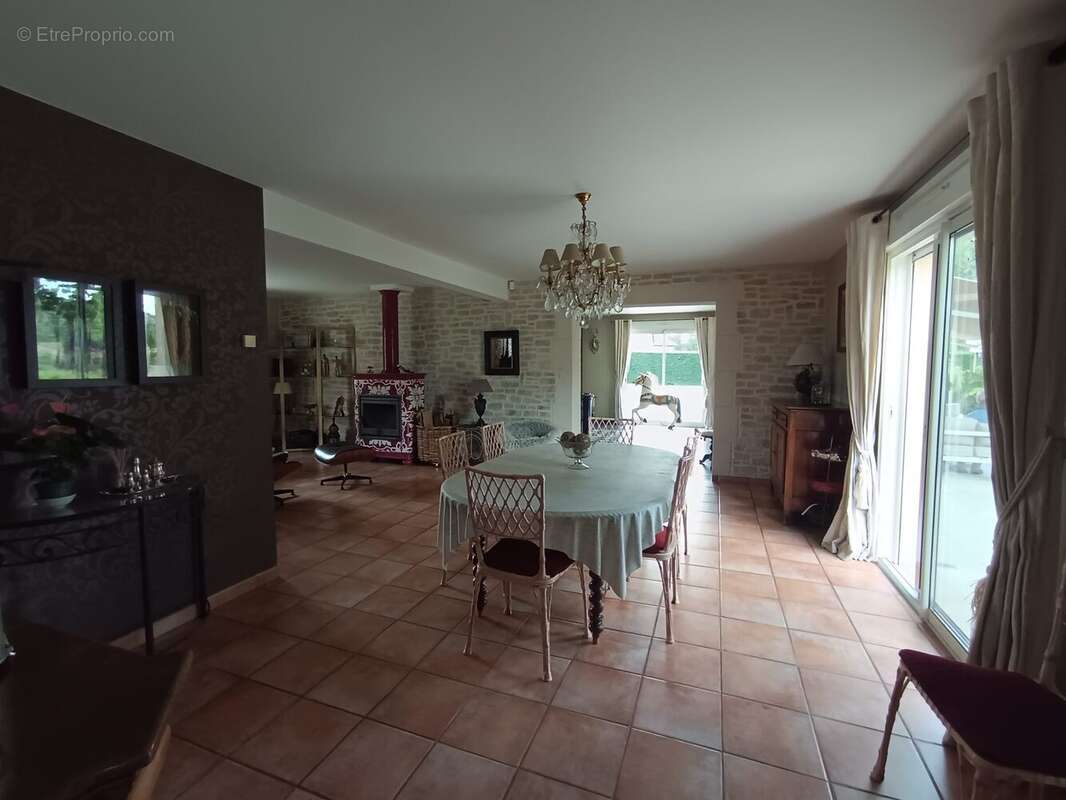 Maison à NEUILLE-LE-LIERRE