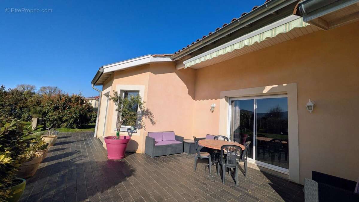 Villa familiale de 212m² - vue Monts du Lyonnais - calme absolu - piscine - grand terrain - photo 13