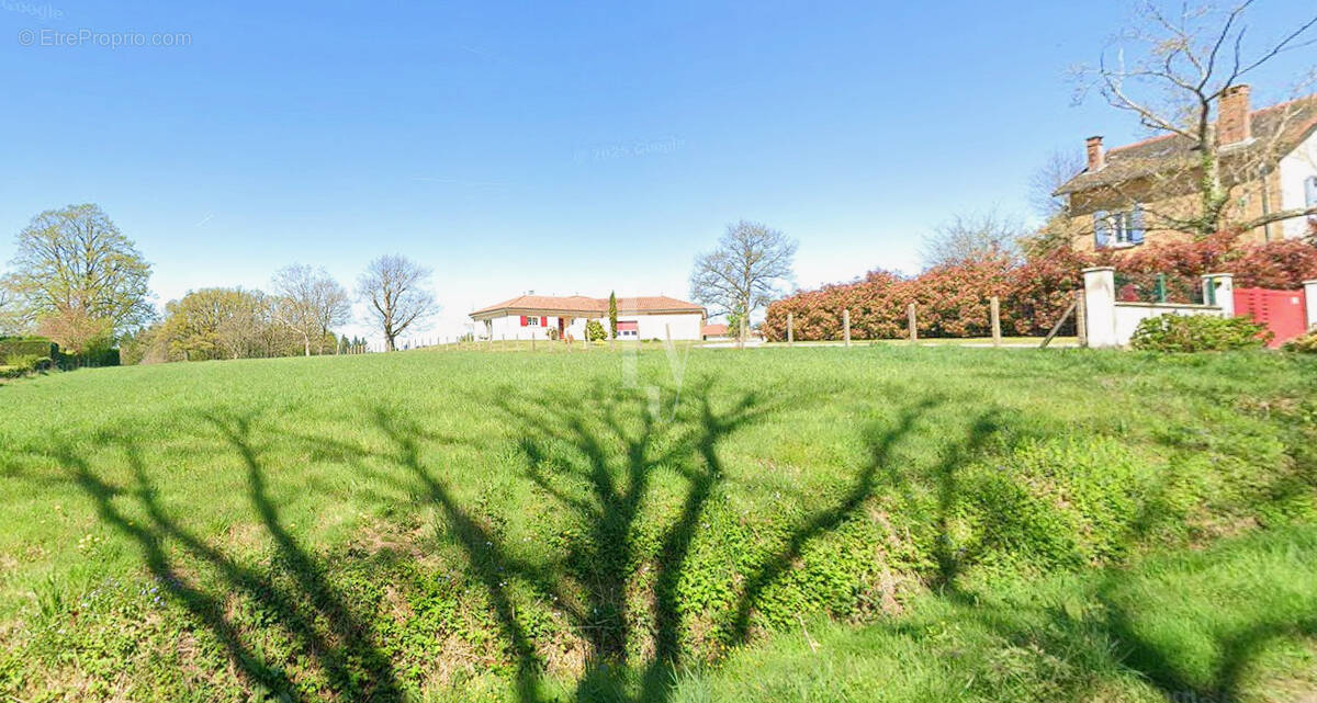 Terrain à VERNEUIL-SUR-VIENNE