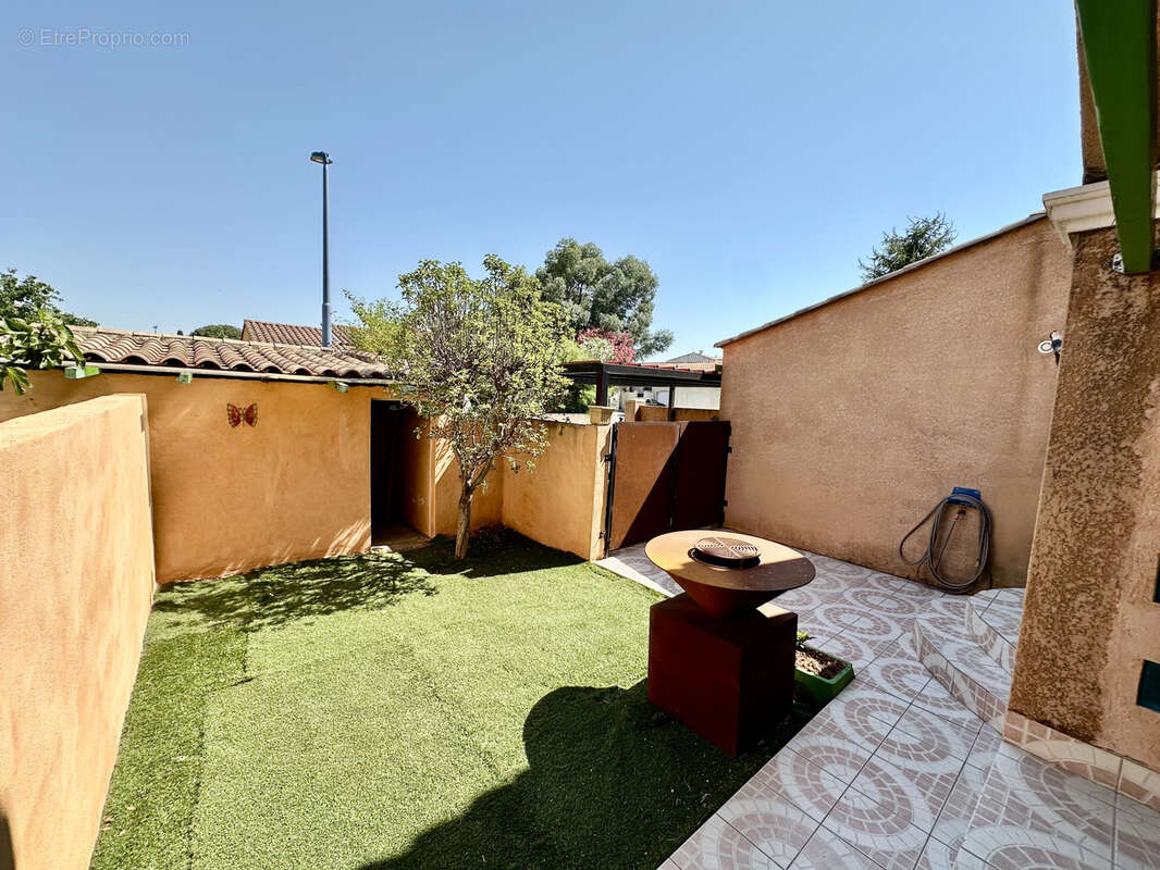 St Gilles (30): Grande Villa T5 de 117 m2 sur 253 m2 de terrain avec garage et deux parkings - photo 2