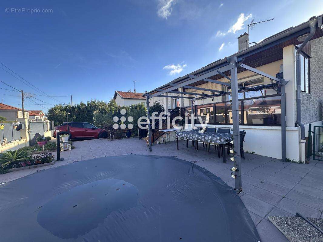 Maison à DECINES-CHARPIEU